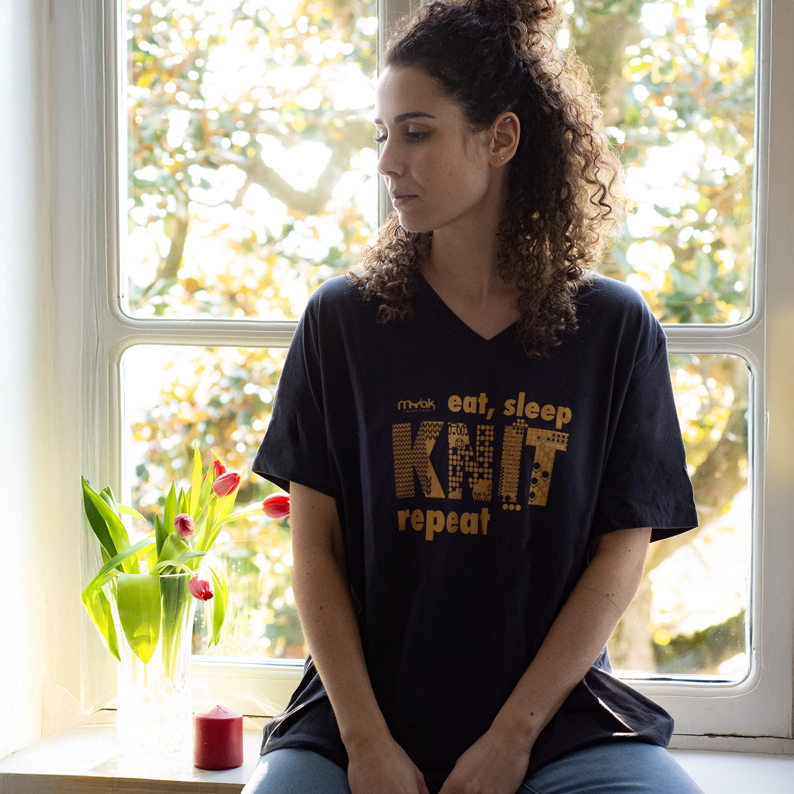 mYak_T-shirt_Black_V-neck_Q_01