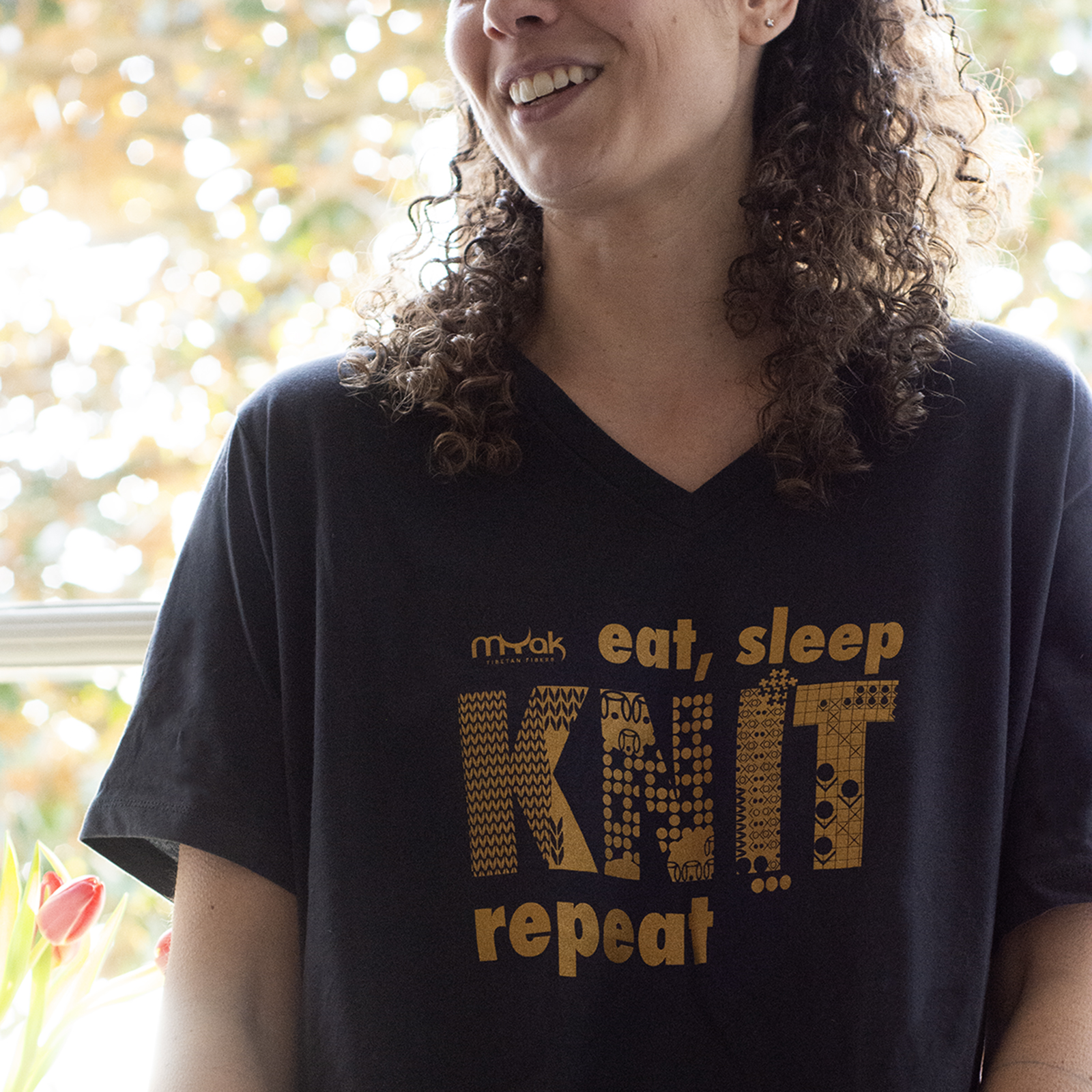 mYak_T-shirt_Black_V-neck_Q_04