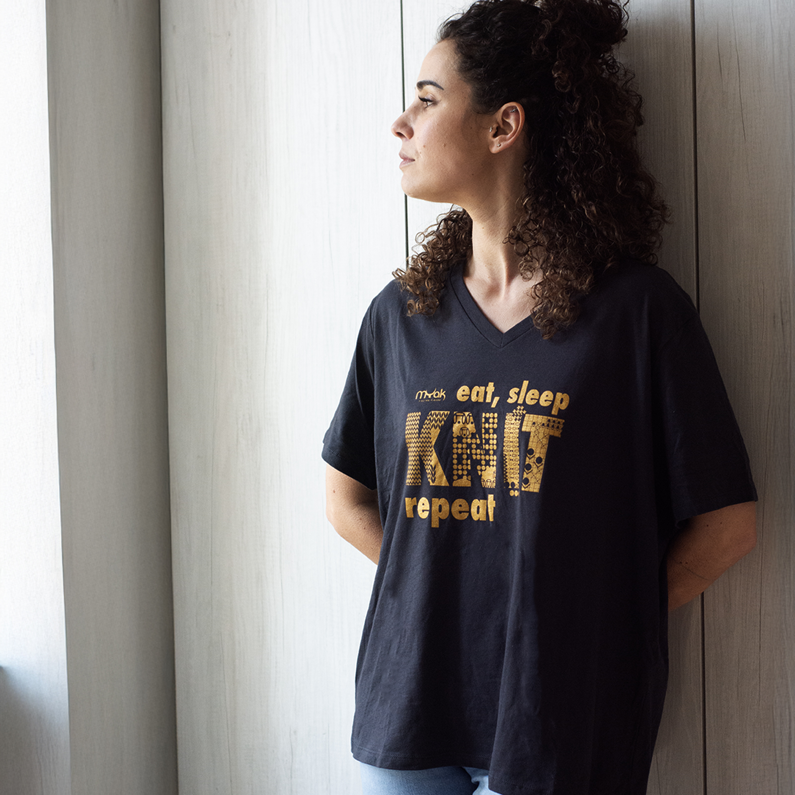 mYak_T-shirt_Black_V-neck_Q_05