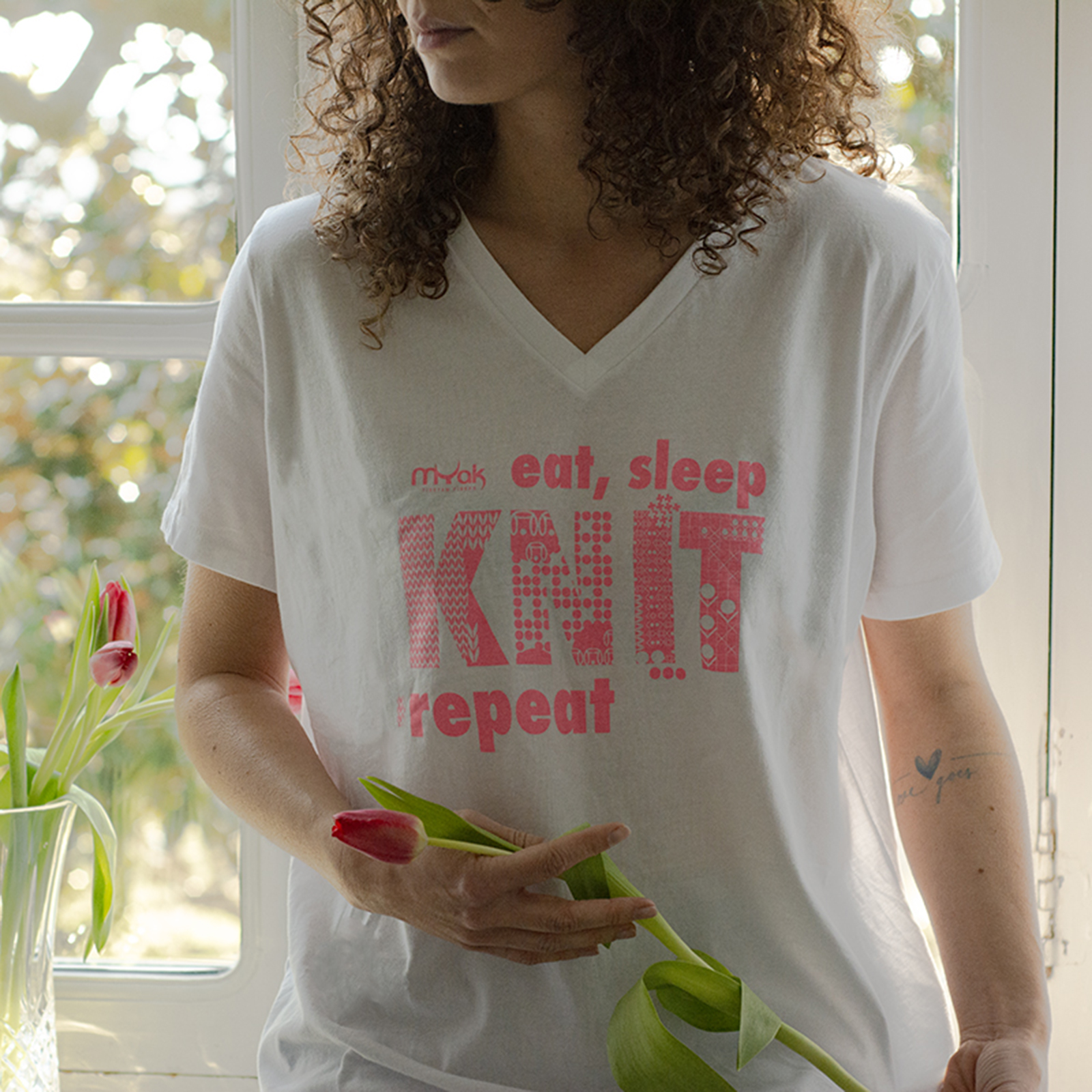 mYak_T-shirt_White_V neck_07_Q