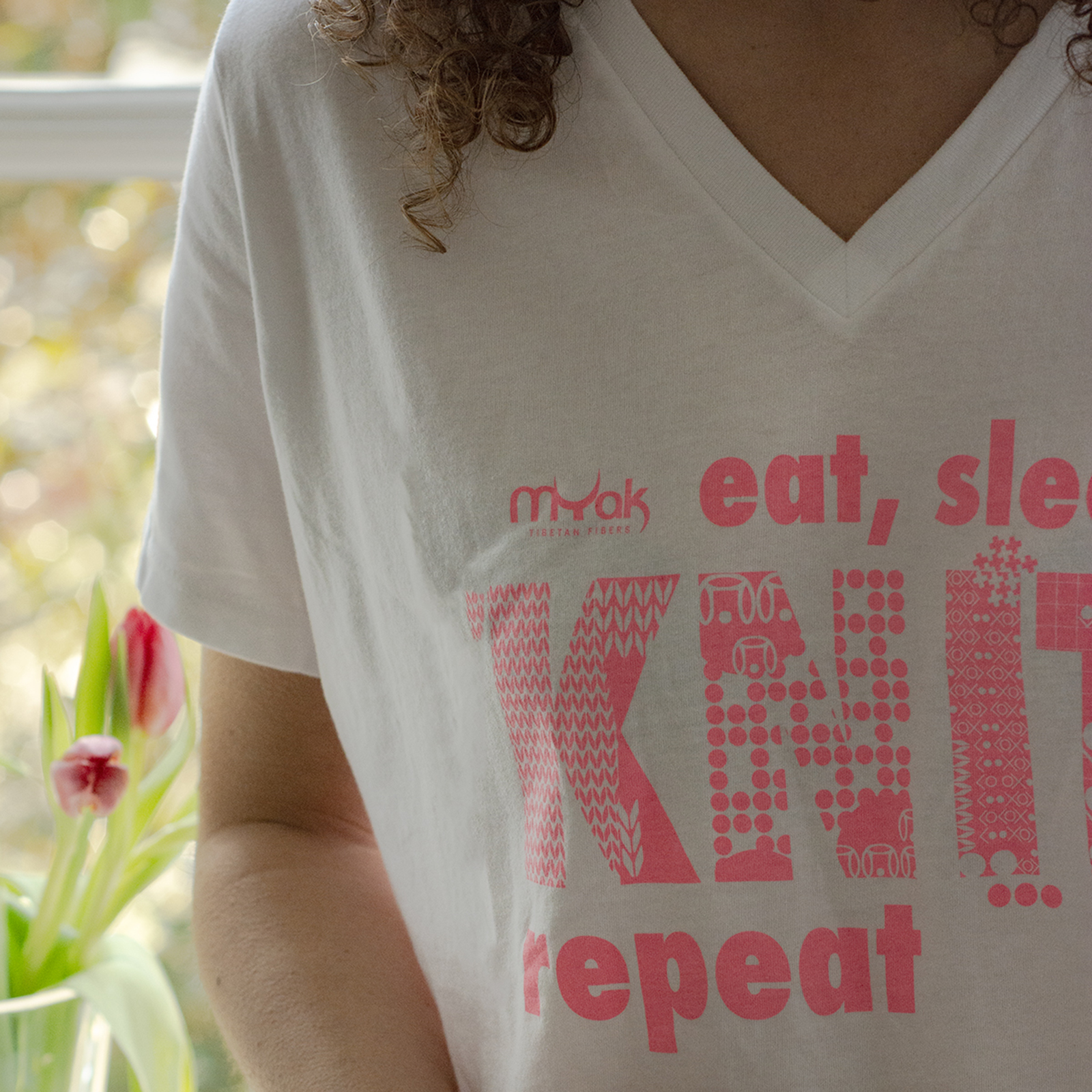 mYak_T-shirt_White_V neck_Q_08