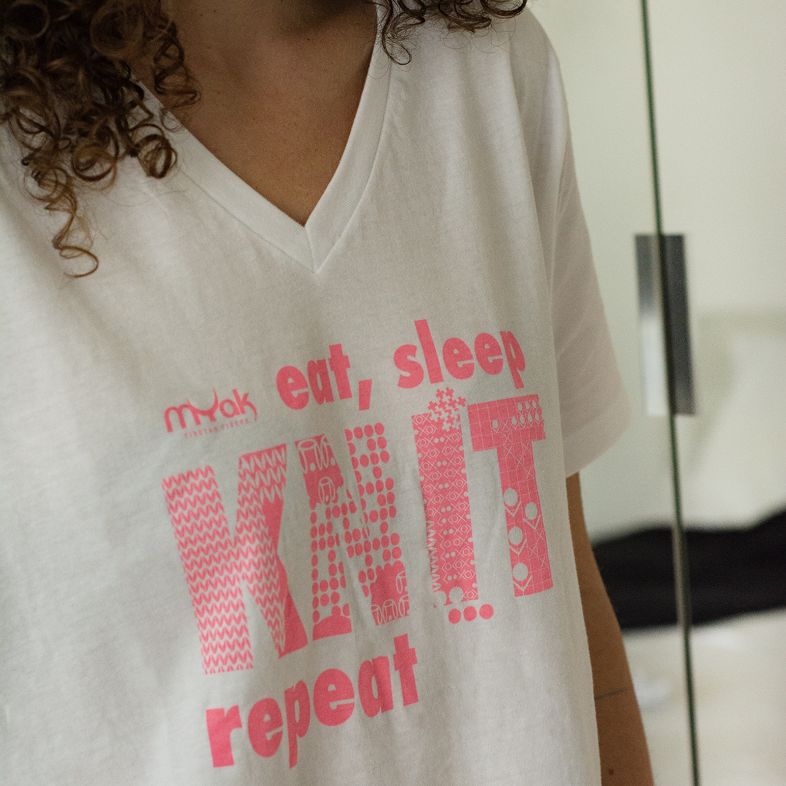 mYak_T-shirt_White_V neck_Q_09